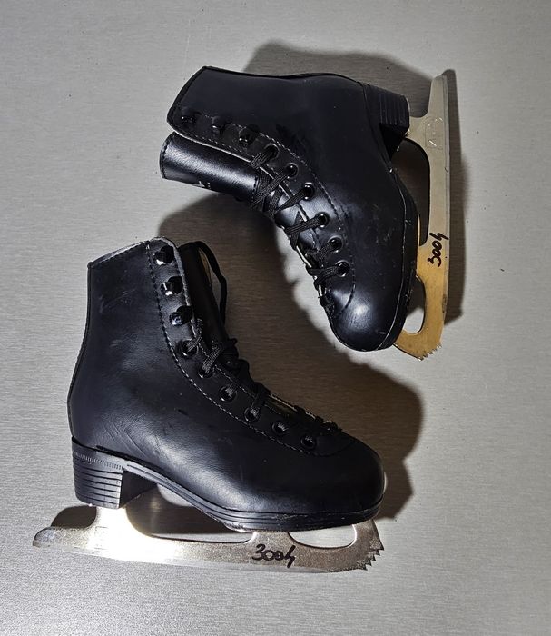 Patine 3004 gheata    patinaj artistic  American  marime 28   (18,5    cm lungime interioara).