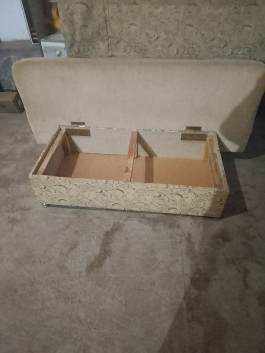 диван бежевый ..