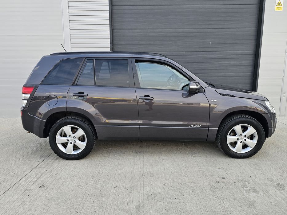 Suzuki grand vitara Limited 1.9 Diese,  4x4 cu reductor, Navigație  Jante  Cârlig  Trapă Bulbar Posibil Rate *