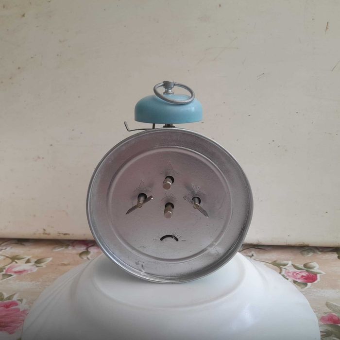 Ceas desteptator de masa - mecanic Jnsa fabricat in Yugoslavia .