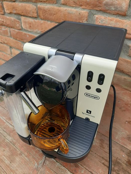 Espressor Nespresso cu capsule.