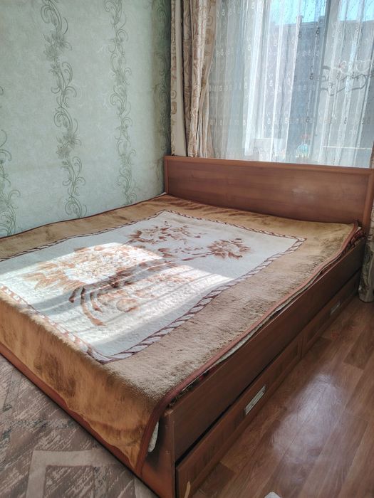 Кровать, 2 тумбы, зеркало