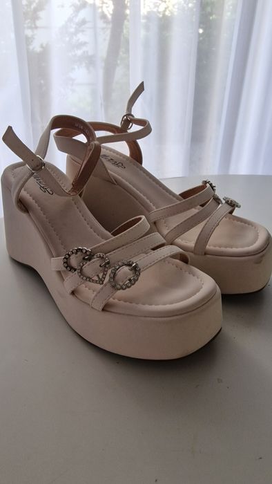 Sandale crem cu accesorii