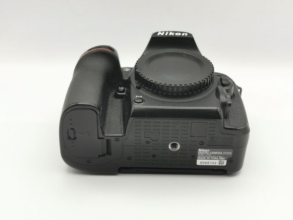 Vând/schimb body Nikon D7500