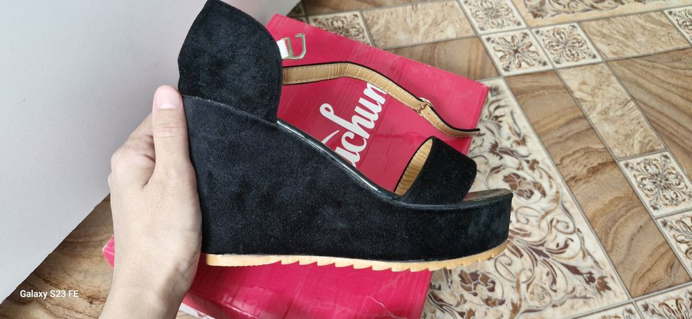 Продам босоножки