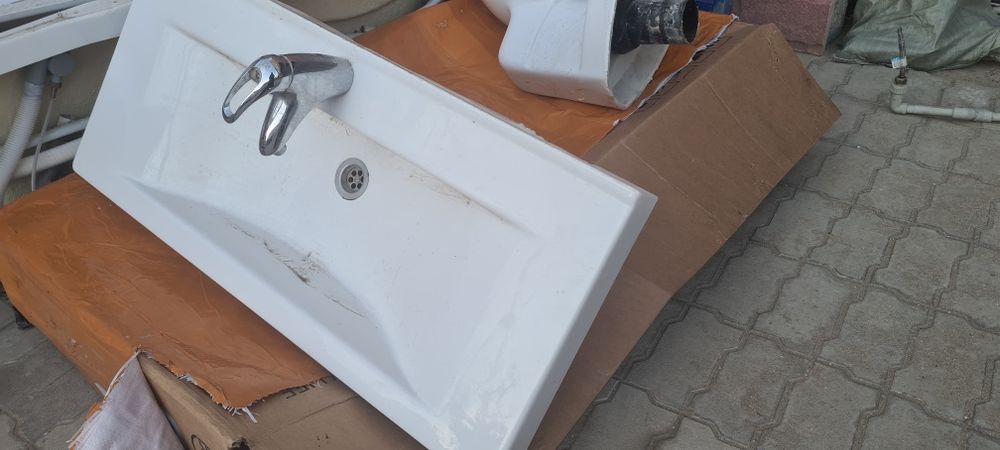 Продаю Раковина со шкафами и зеркалом