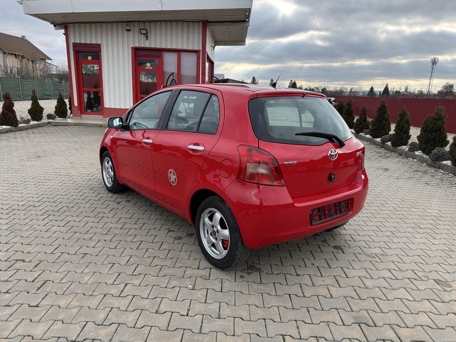 TOYOTA YARIS AUTOMATA 1.3 VVT-i BENZINA clima senzori 8 roti impecabil