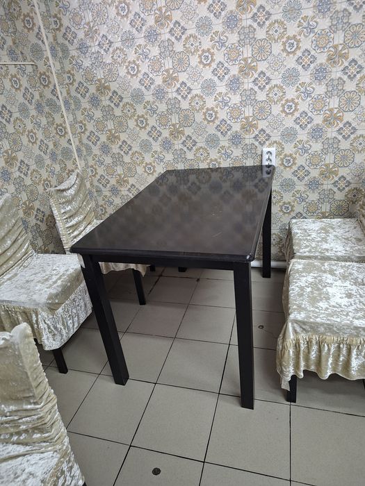 Продаётся стол и стулья.