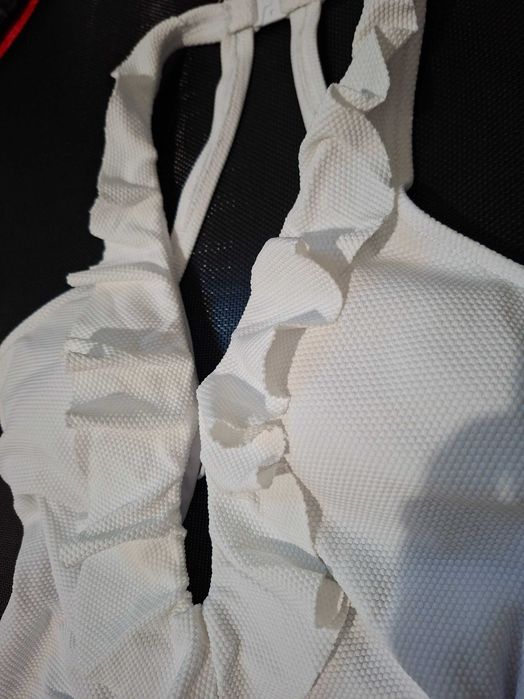 Бански костюми. Черен и бял.