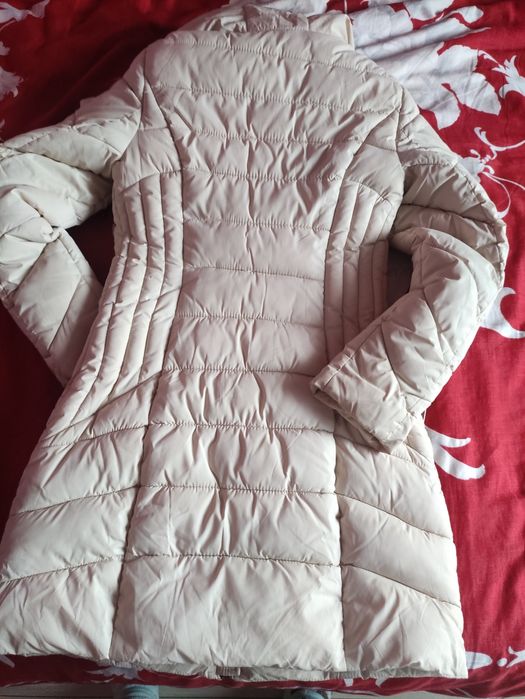 Яке в бежов цвят