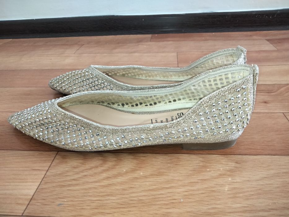 Продам балетки золотистого цвета.