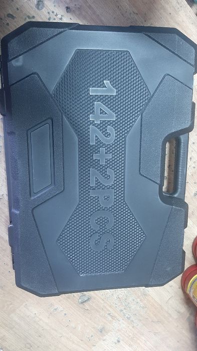 Набор ключей и инструментов 142+2-предмет