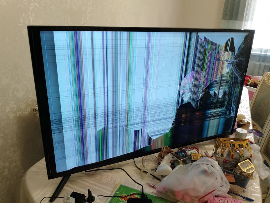 Большой телевизор на запчасти марка Elenberg