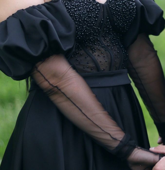 Черна рокля с перли и камъчета.