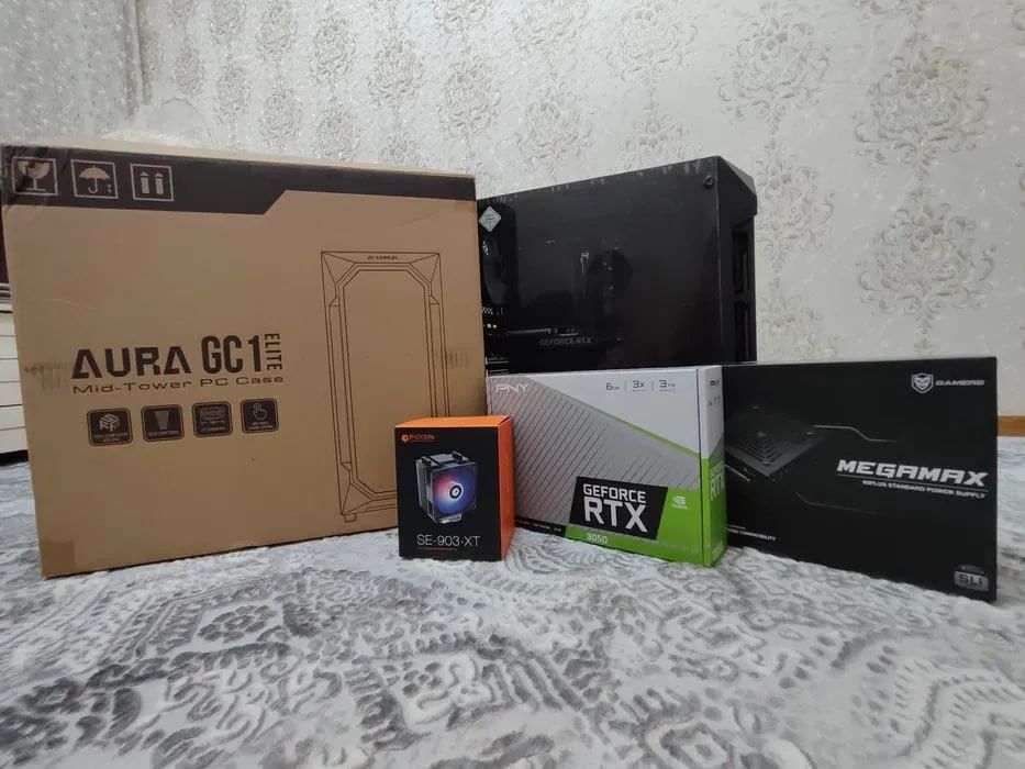 Игровой компьютер с монитором и аксессуарами