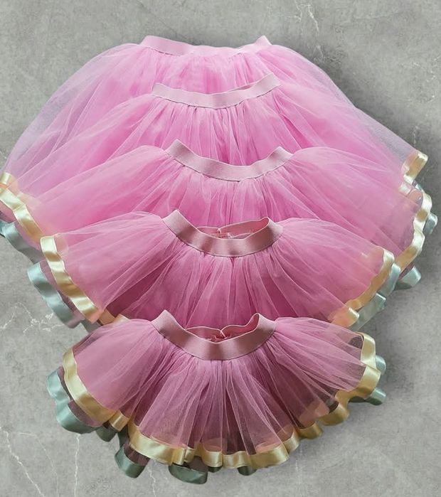 Fusta tull roz deschis