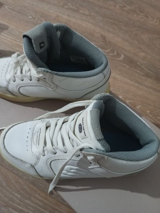 Продам кожанные кроссовки 34рр.