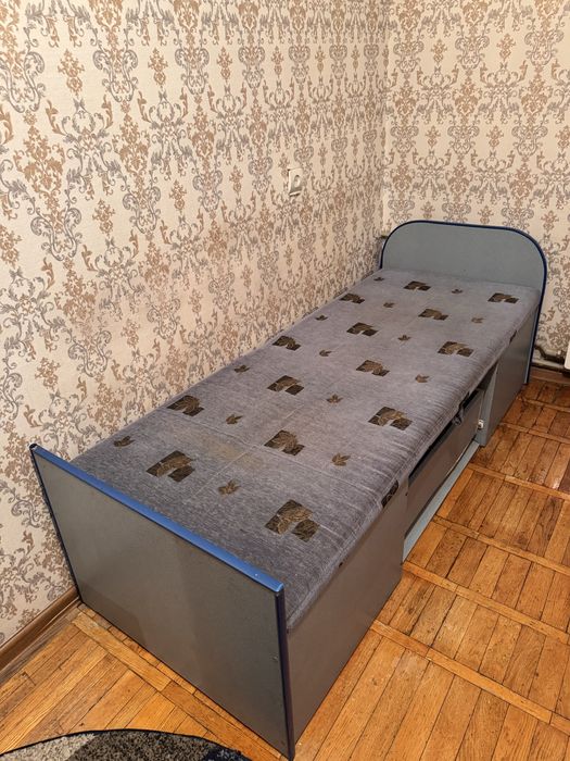 Продается шкаф для детской и 2 кровти