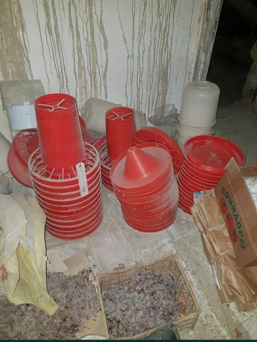 Tovuqlarga yem beradigan karmushkalar