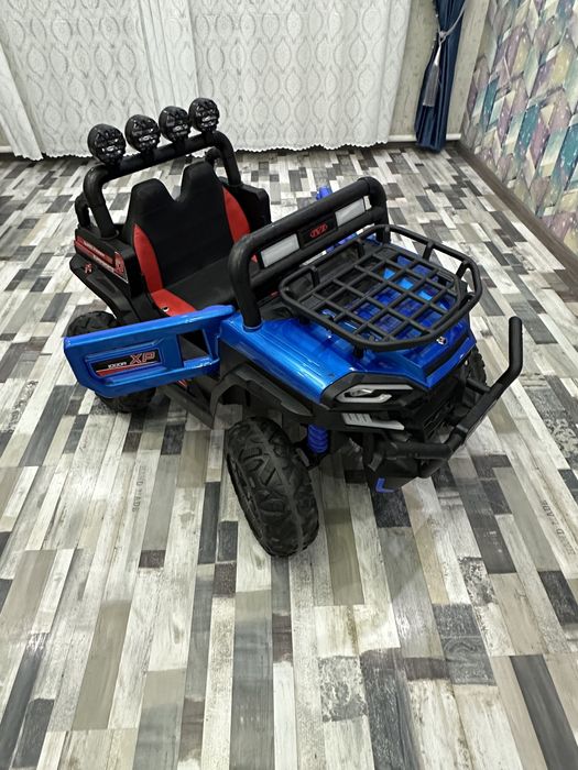 Машина для детей на пульте управления