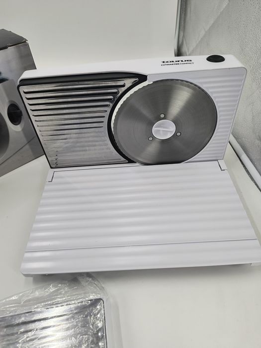 Електрическа колбасорезачка Taurus Cutmaster Compact: 
Мощност: 100W