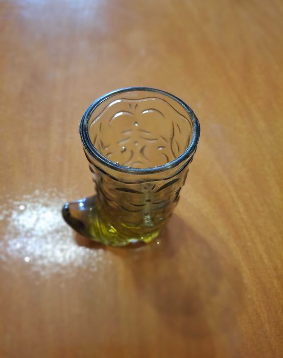 Продам хрустальные жёлтые рюмки