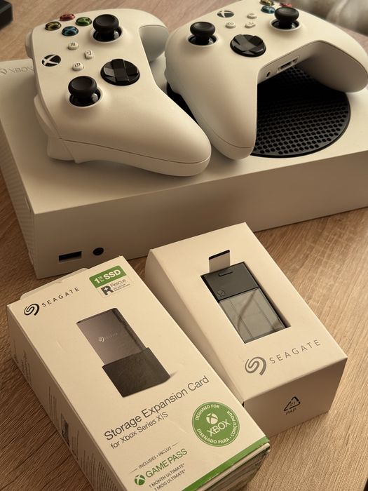 Xbox series s 512gb два контролера + 1tb Seagate expansion card