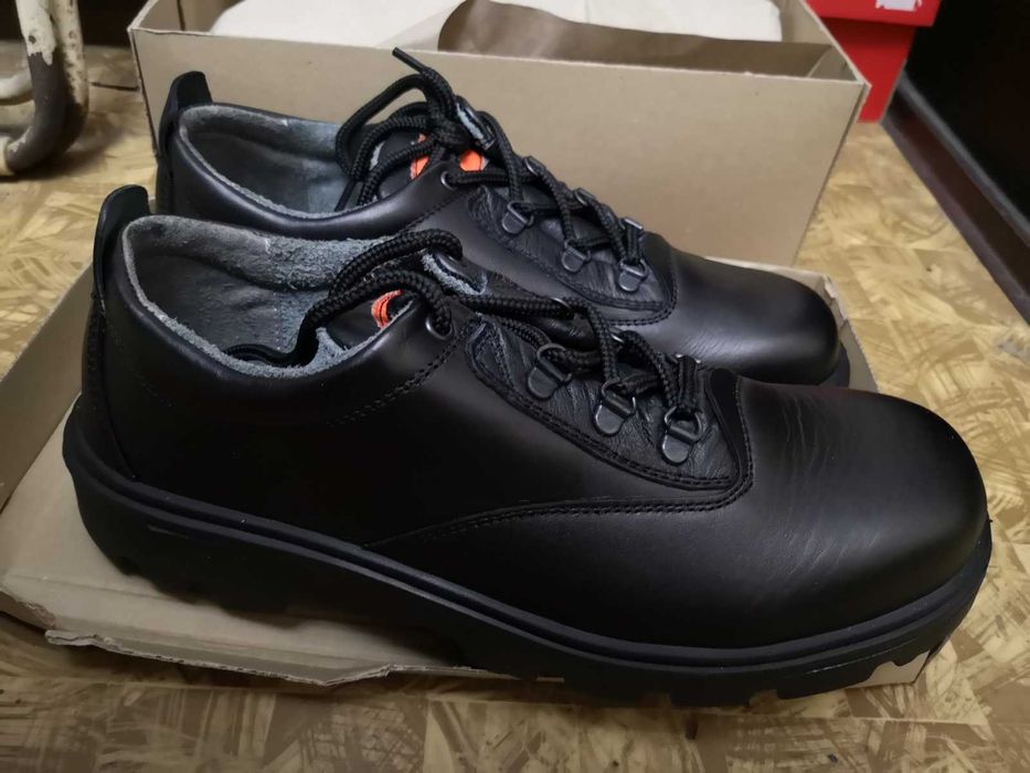 Чисто нови работни обувки с метални бомбета 45 номер