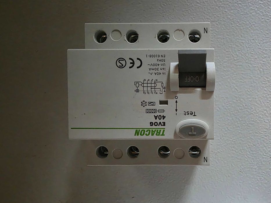 Invertor hibrid trifazat Huawei 8kW - SUN2000-8KTL-M1 cu modul WiFi