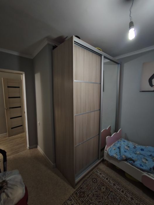 Шкаф в спальню с полками