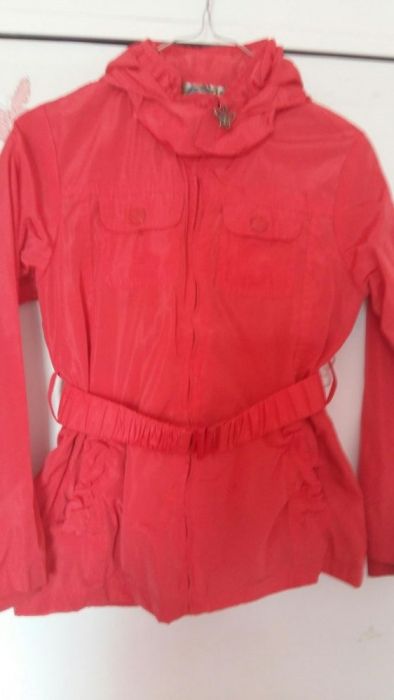 Geaca 8 ani si pardesiu lanita fetițe 5-6 ani. Stare foarte bună.