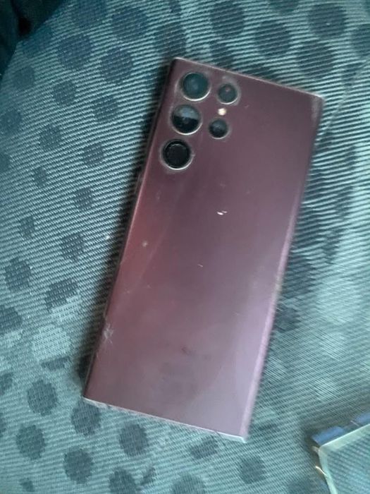 Vând samsung s22 ultra 128gb spart pe spate si pe față