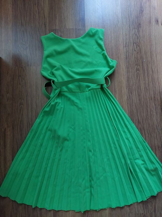 Елегантна зелена рокля
