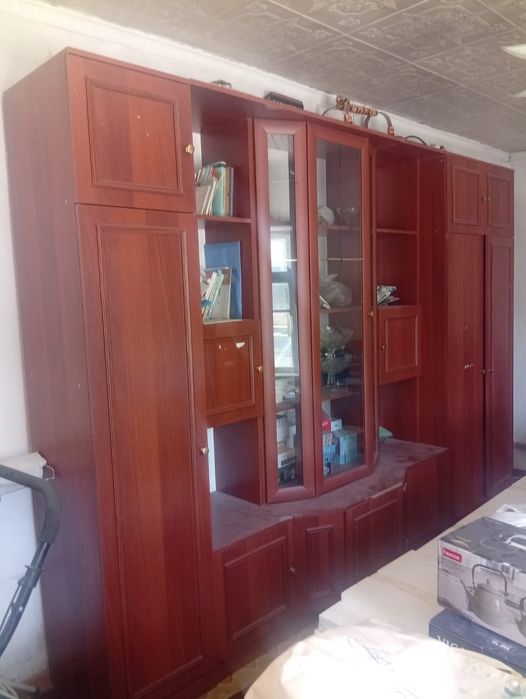 Продам сервант для посуды