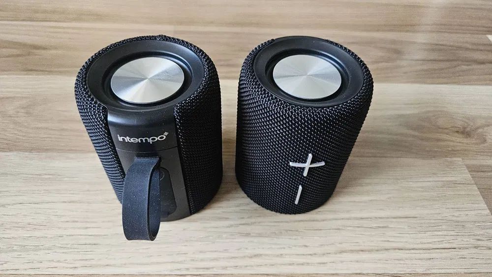 2 бр. Bluetooth високоговорителите Intempo съединяващи се с магнит.