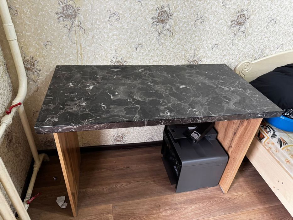 Продам стол и шкаф . Город Семей 50000