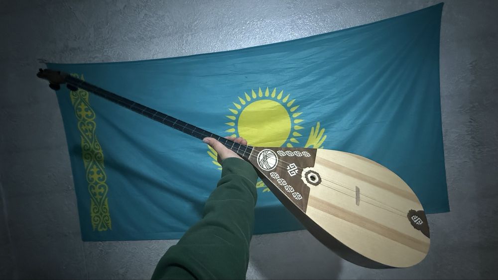 Домбыра новая  профессиональная