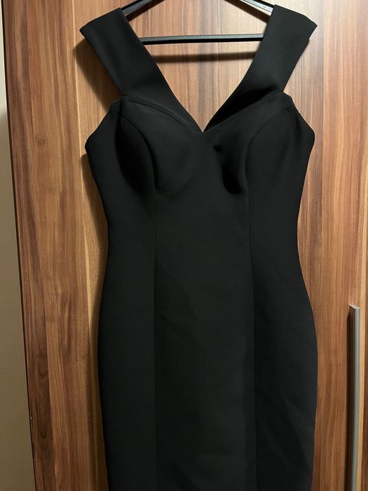 Елегантна черна рокля с цип