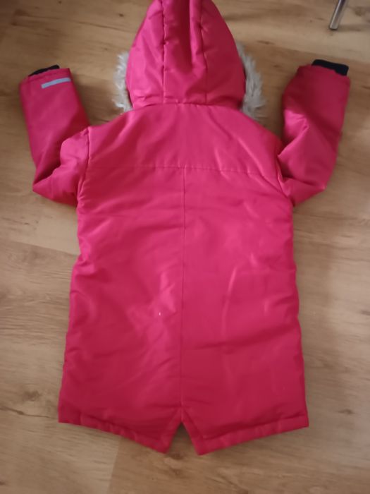 Vând geaca unisex.Culoare roșu mai închis.