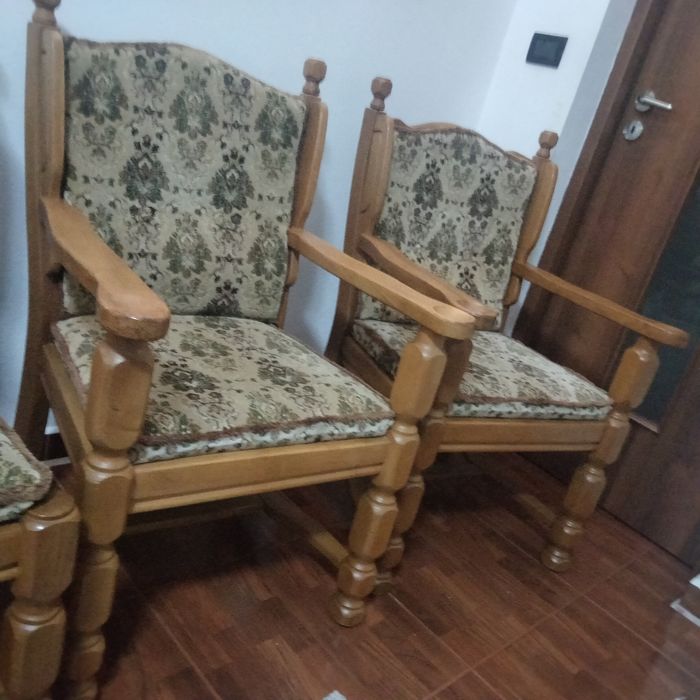 Scaune din lemn masiv, în stare foarte bună (4bucăți)500lei