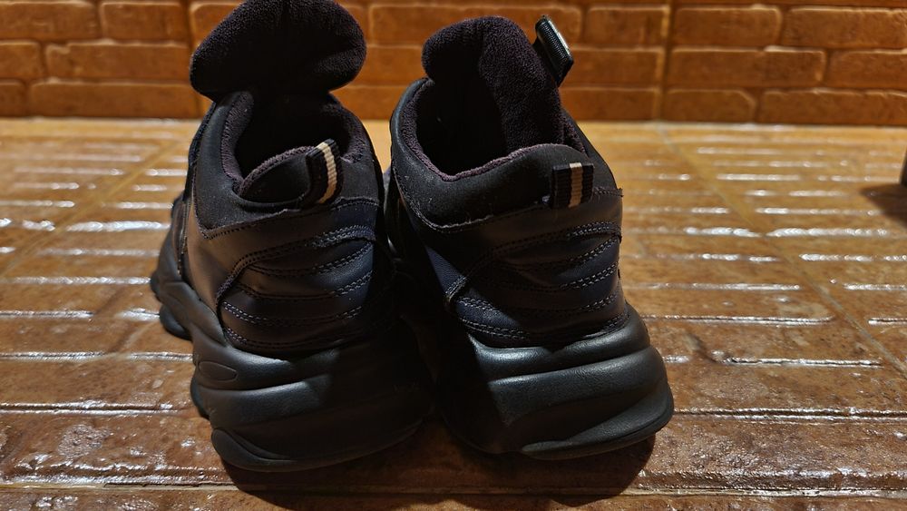 Продаю утепленные кроссовки...