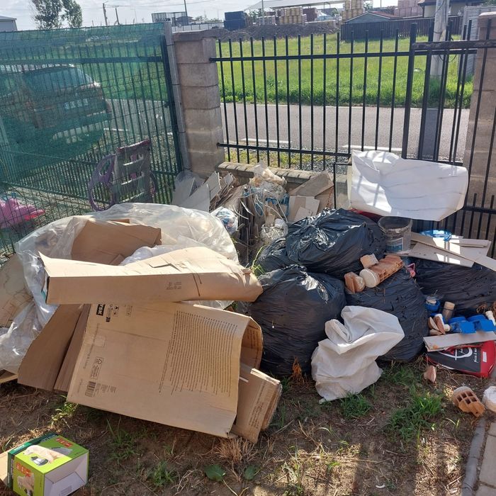 Ridic saci cu moloz și deseuri din constructii