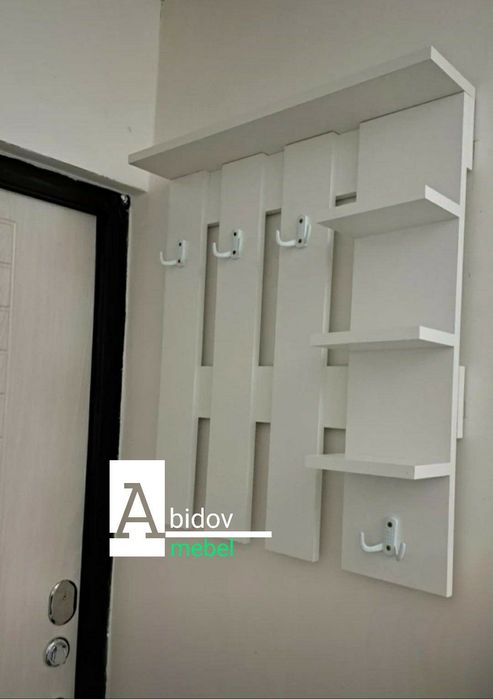 Современная настенная вешалка с полками.