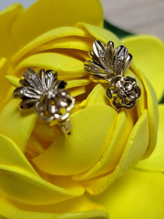 Бриллиантовые золотые серьги