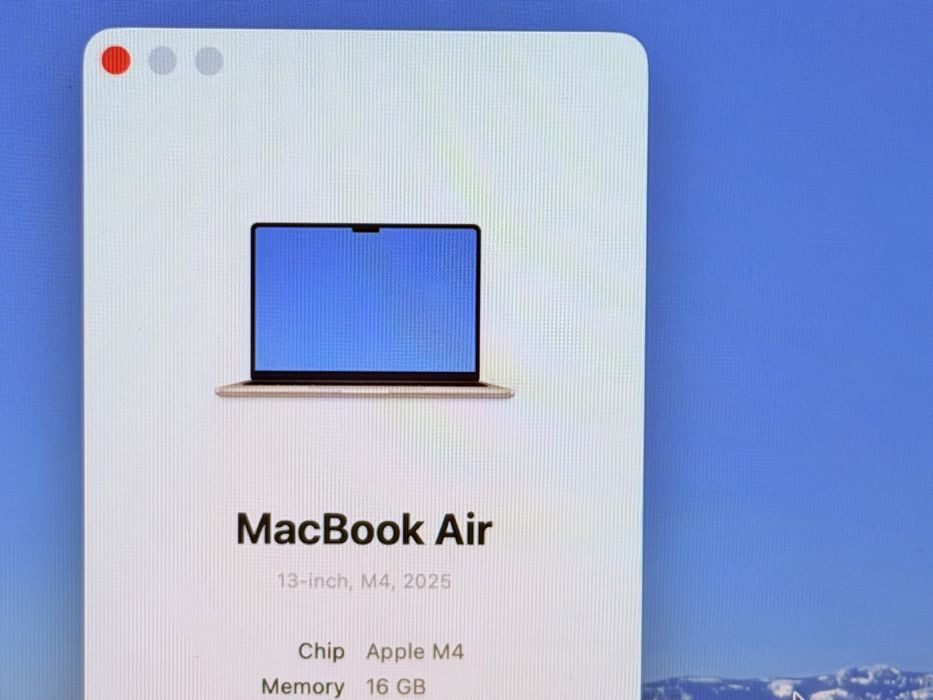 MacBook Air 13” 2025, Procesor Apple M4, 16GB RAM, 256GB SSD, baterie 100%