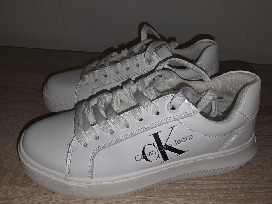 Продавам нови бели сникърски Calvin Klein