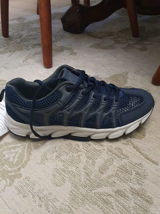 Продам кроссовки "escan"