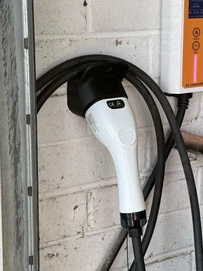 Монтажна стойка за стена за зарядно на електромобил / държач за кабел