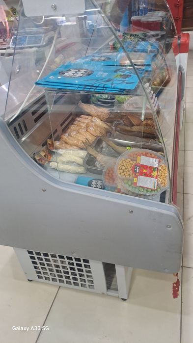 Продам холодильную витрину