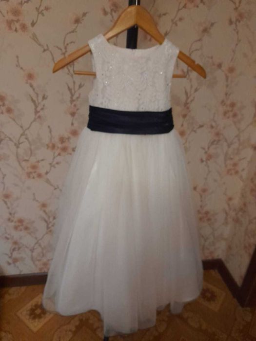 Продам разные, нарядные платья на девочку